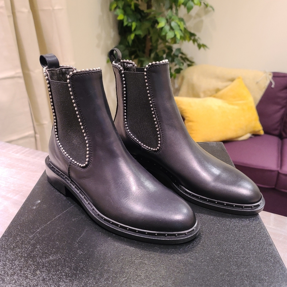 New!! Vero Cuoio black studded booties W size 5